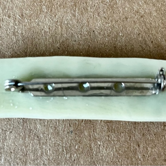 3” glass bar pin. Very good condition. Shades of off-white, brown and yellow. - Picture 2 of 4